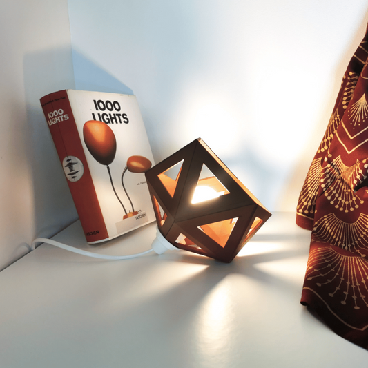une lampe française, forme géométrique, de couleur bordeaux