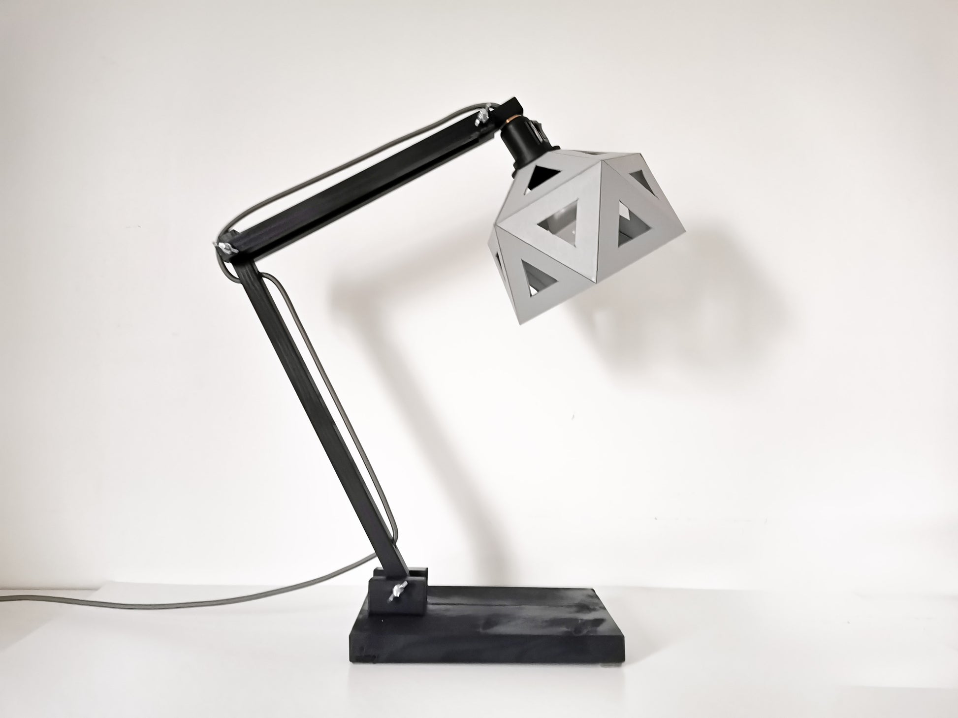 Une Lampe de Bureau Led au style Design de couleur noir et gris.
