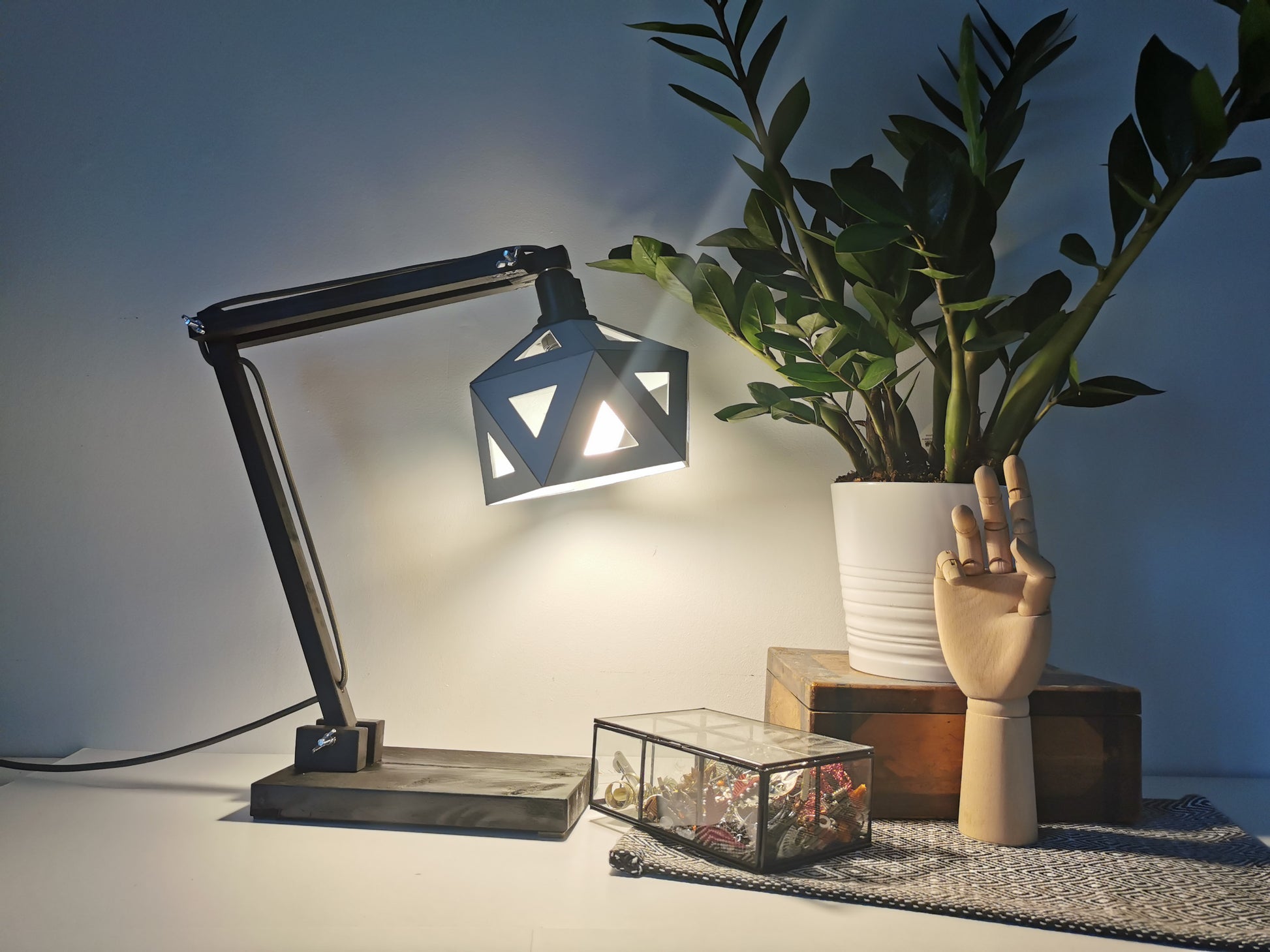 Une Lampe de Bureau Led au style Design de couleur noir et gris.