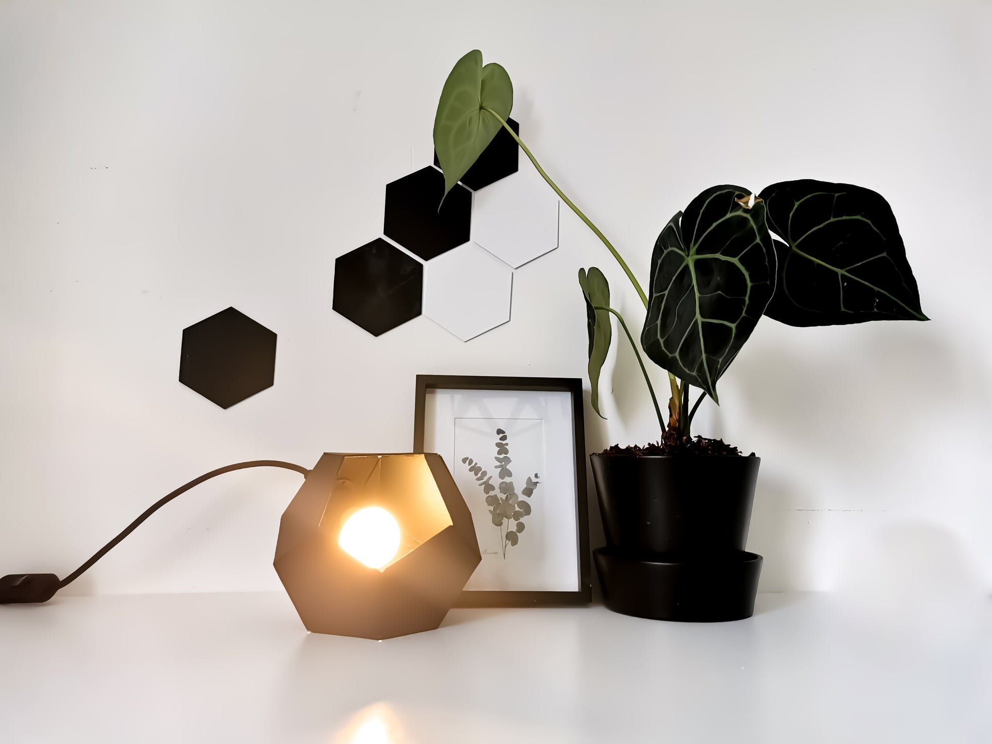 Une Lampe de Chevet Design de couleur noir artisanale aux côtés pentagonales. 