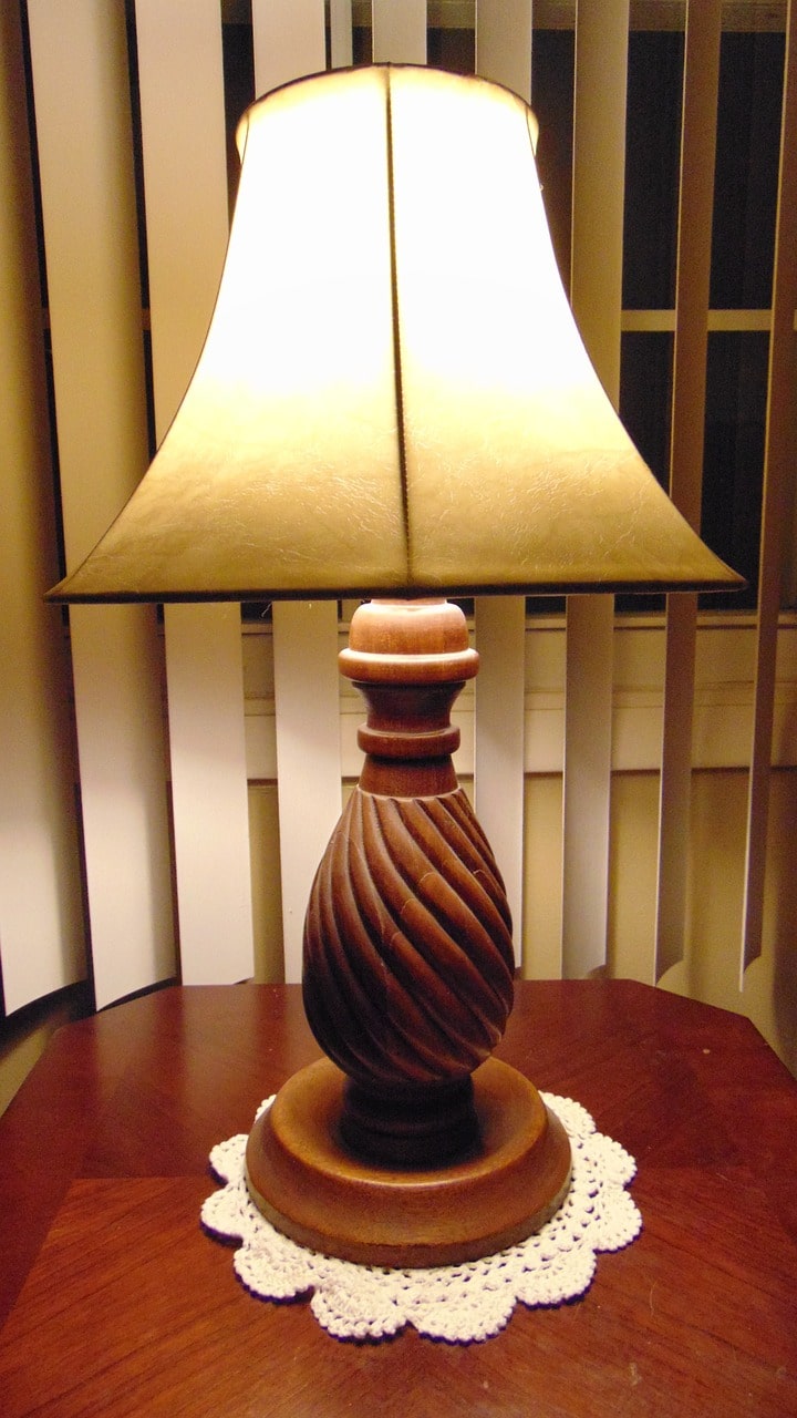 L'image montre une lampe de chevet en bois