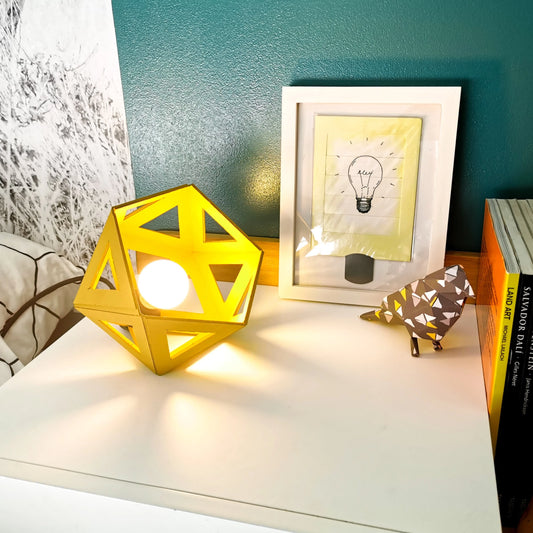 Une petite Lampe de Chevet Jaune de forme géométrique