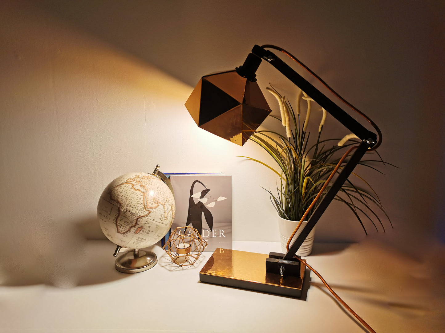 Une Lampe de Chevet Cuivre spécial Geek.