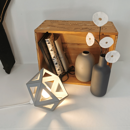 une lampe de chevet en origami de couleur grise et blanc