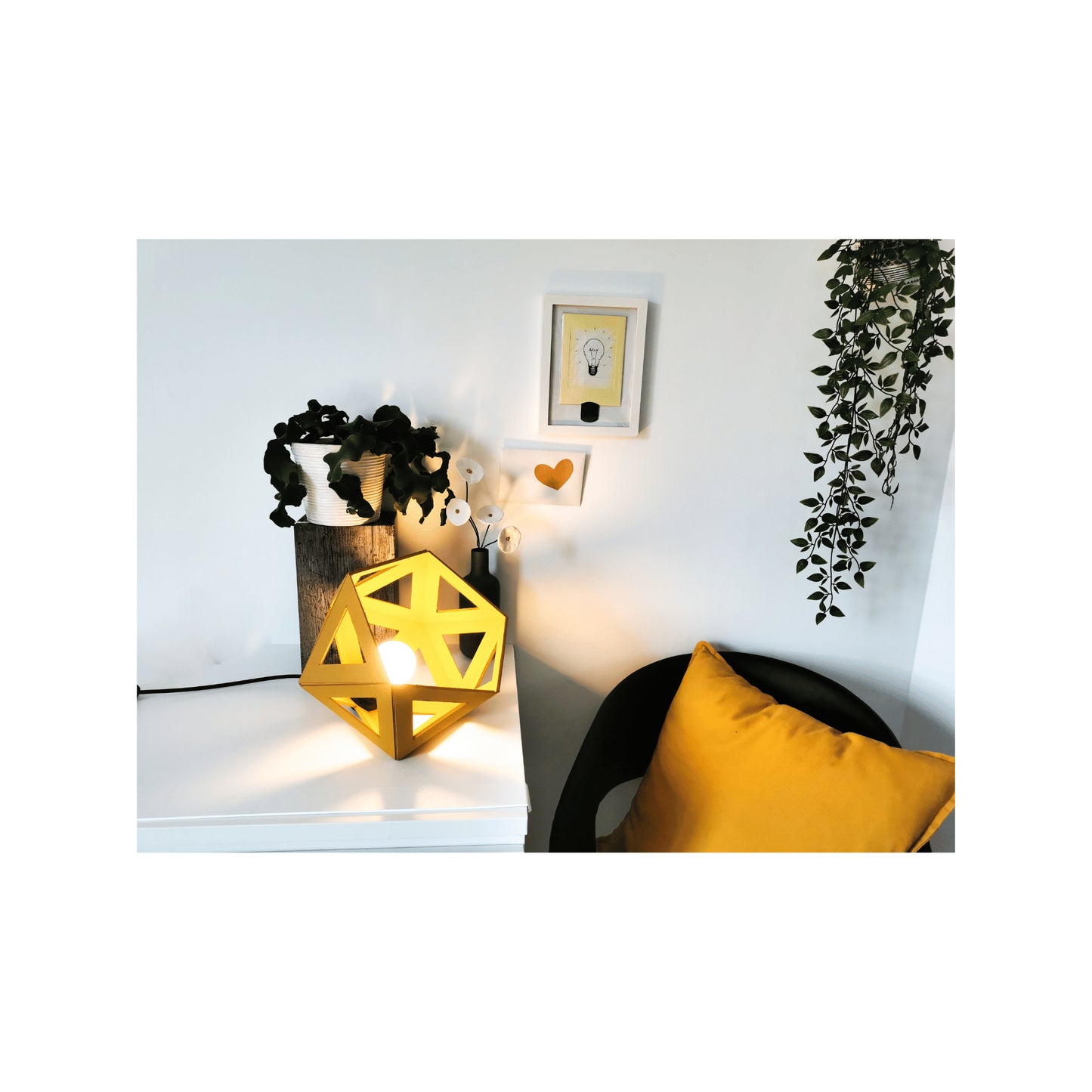 une lampe de chevet en forme hexagonal de couleur jaune moutarde
