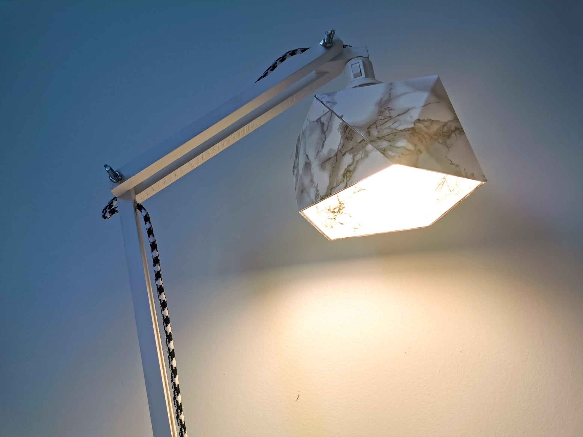 Une Lampe française avec une couleur Marbre.