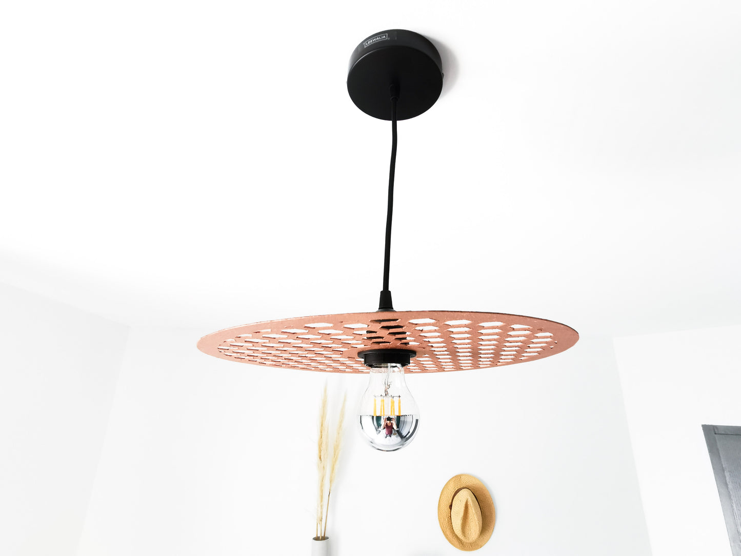 une lampe suspendue aux allures vintage grâce à sa couleur cuivrée