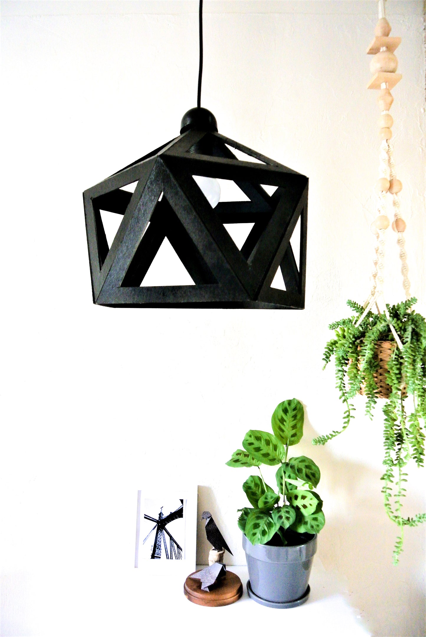 une lampe suspendue en origami de couleur noir