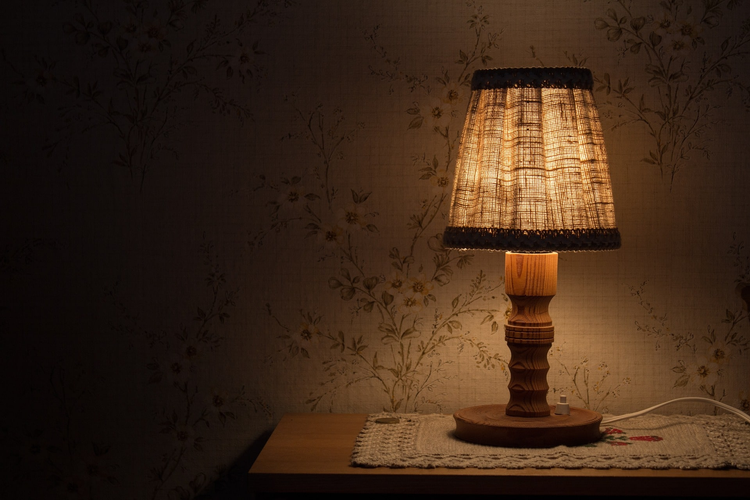 la photo d'une lampe de chevet vintage illuminée