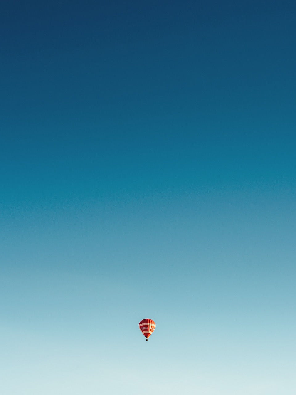 Montgolfière dans un ciel bleu