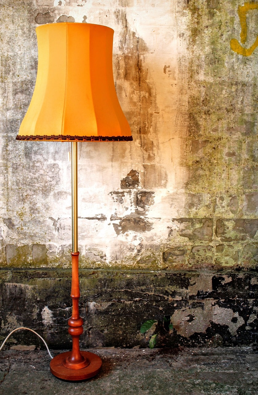 Un lampadaire design à l'abat jour orange