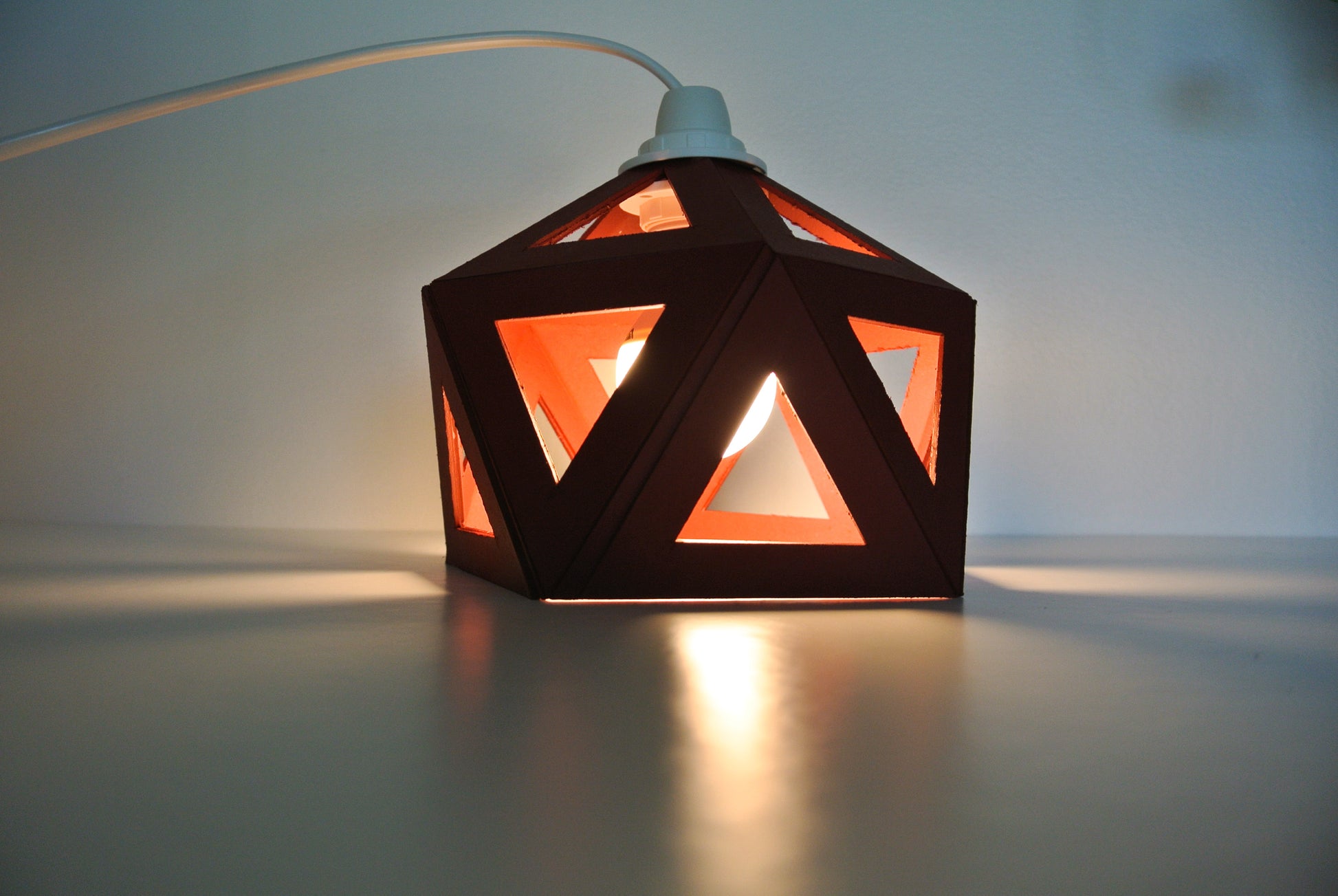 Une Lampe Bordeaux made in France de forme géométrique.