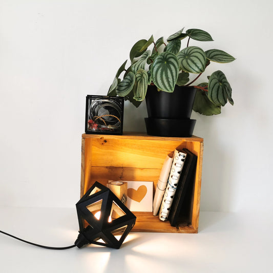 Une Lampe à Poser Noir créée à partir d'un design inspiré de l'origami.