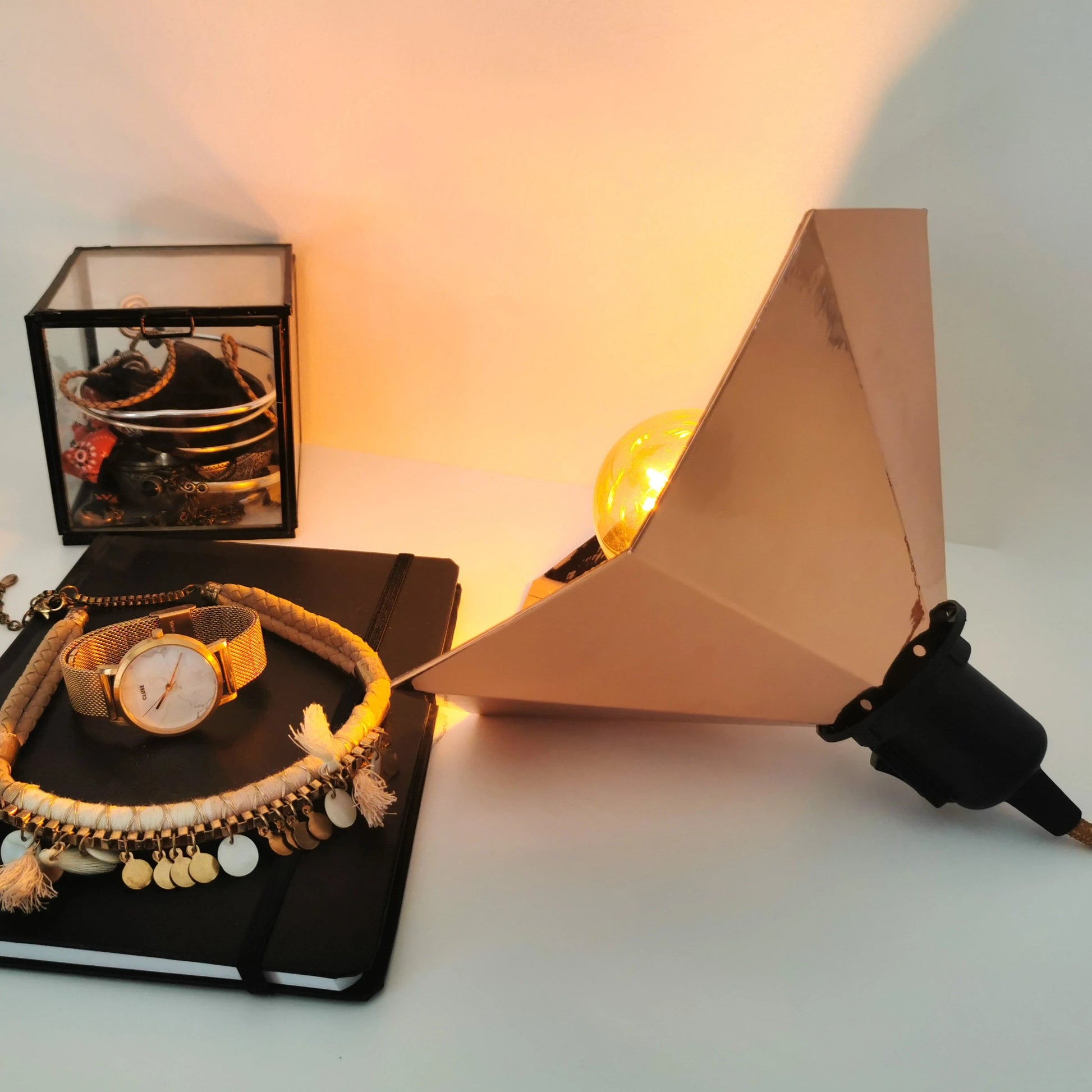 Une Lampe Baladeuse dessiné comme un gramophone de couleur cuivre.