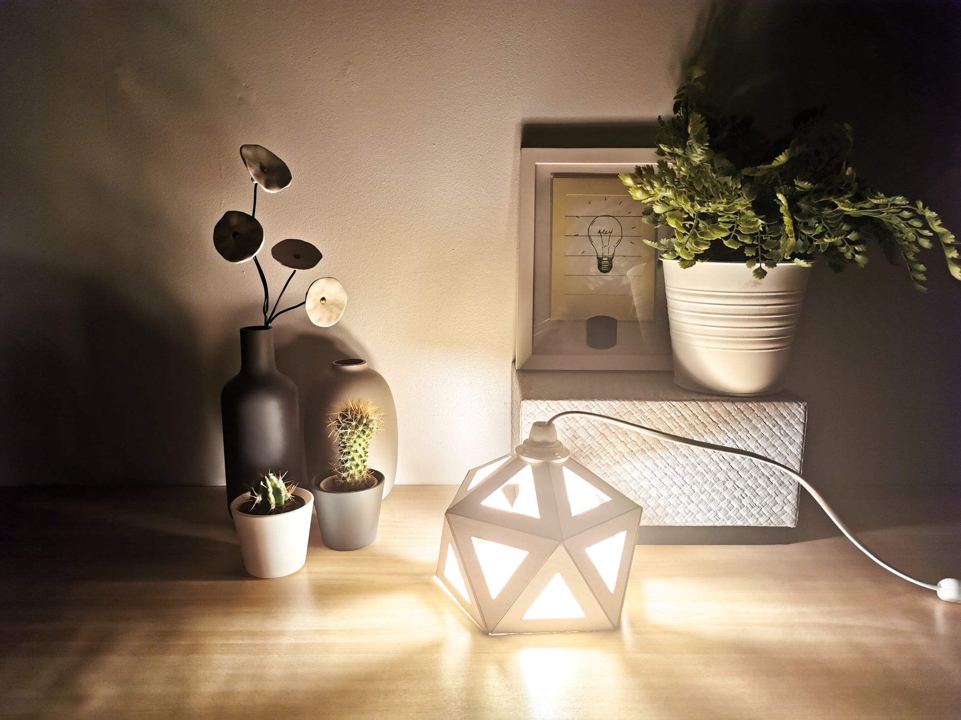 Une petite Lampe Blanche Design made in France de forme géométrique.