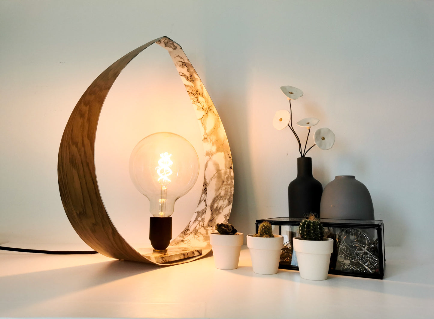 Une Lampe de Chevet au Design Italien grâce à sa couleur marbre.