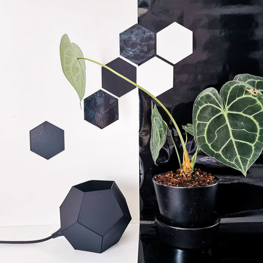 Une Lampe de Chevet Design de couleur noir artisanale aux côtés pentagonales. 