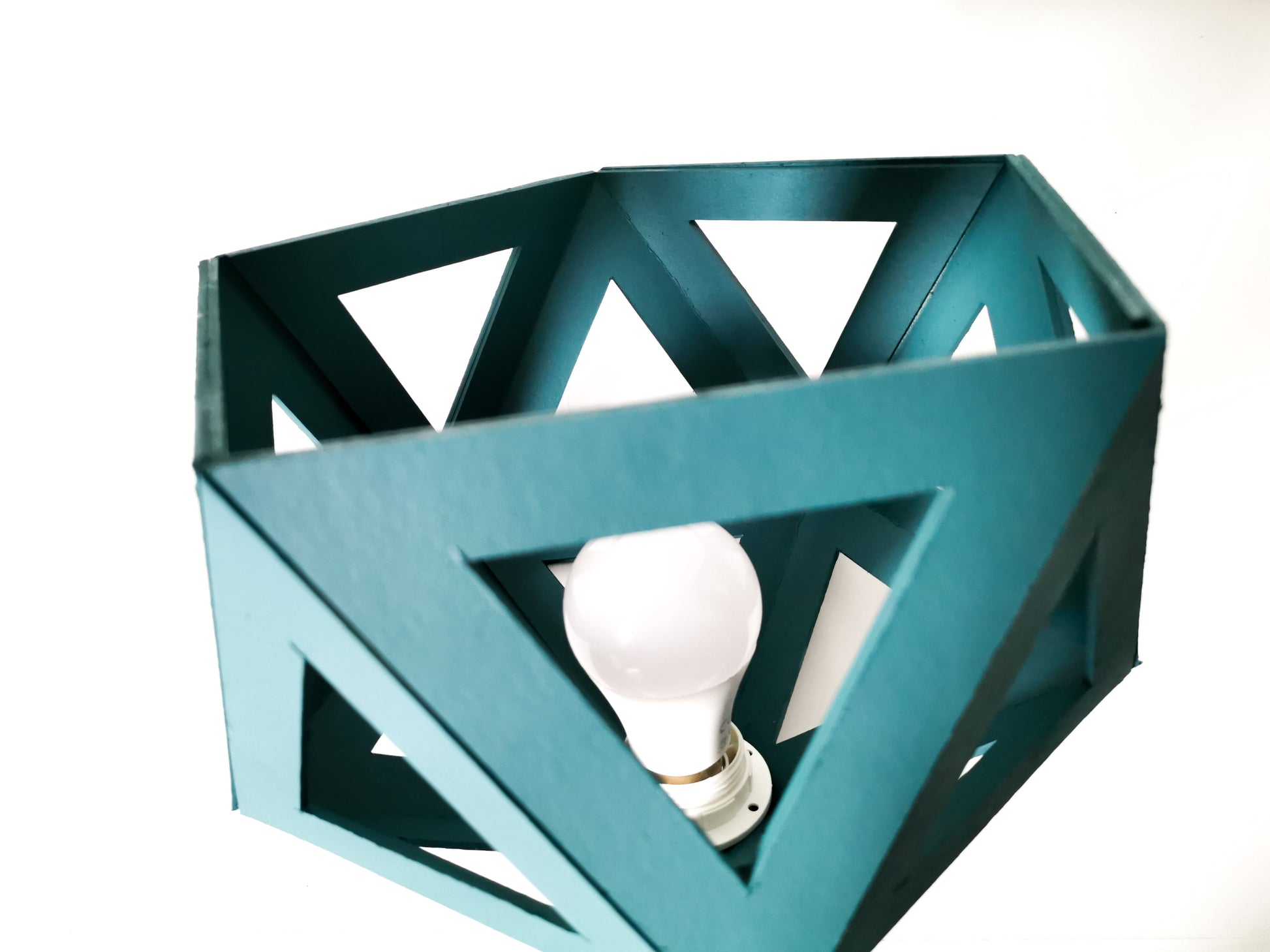 Une Lampe de Chevet artisanale made in France, avec une forme géométrique et de couleur Bleu Canard.