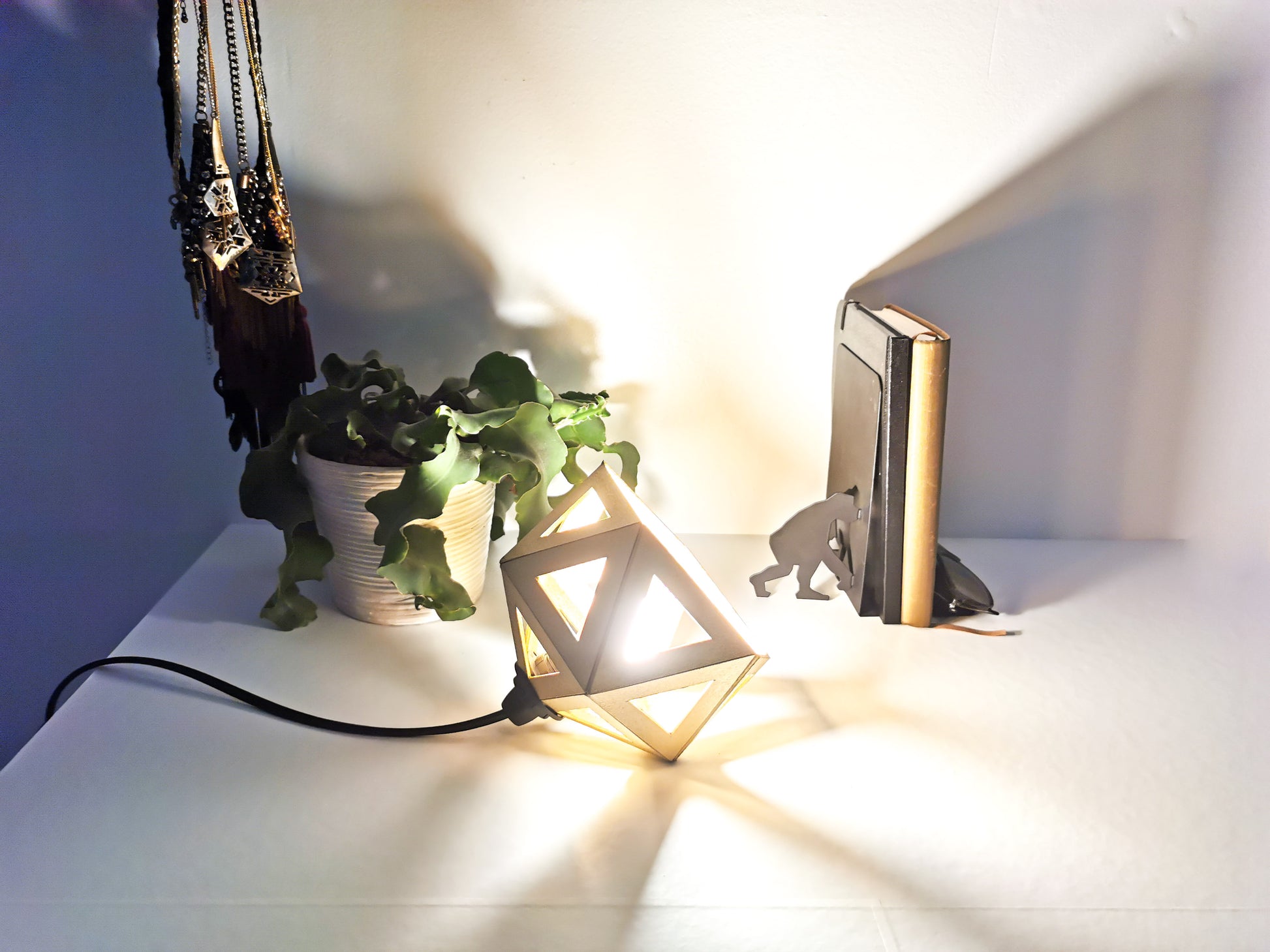 Une Lampe de Chevet Liseuse de couleur or, artisanale et polyvalente.