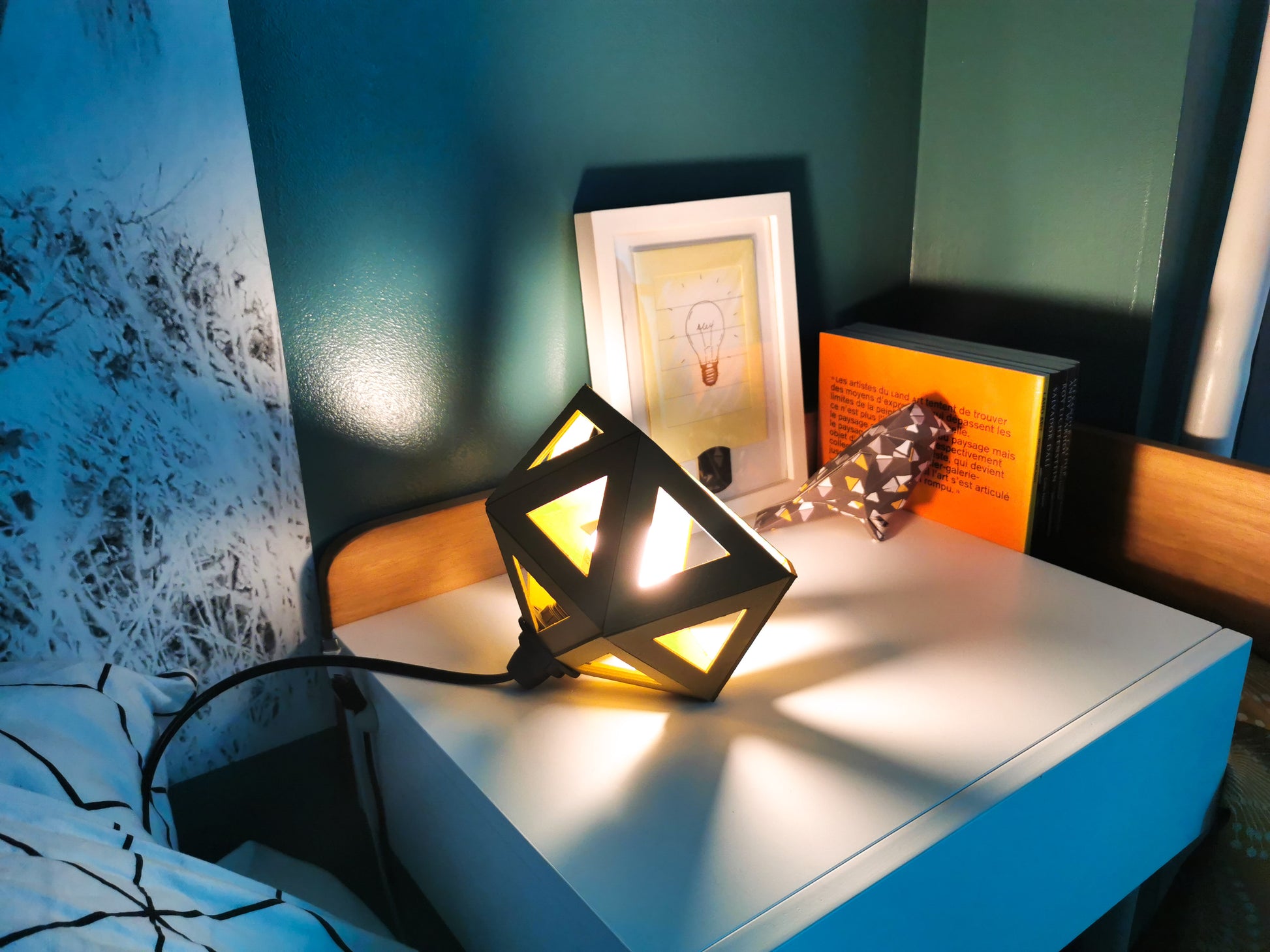 Une petite Lampe de Chevet Jaune de forme géométrique