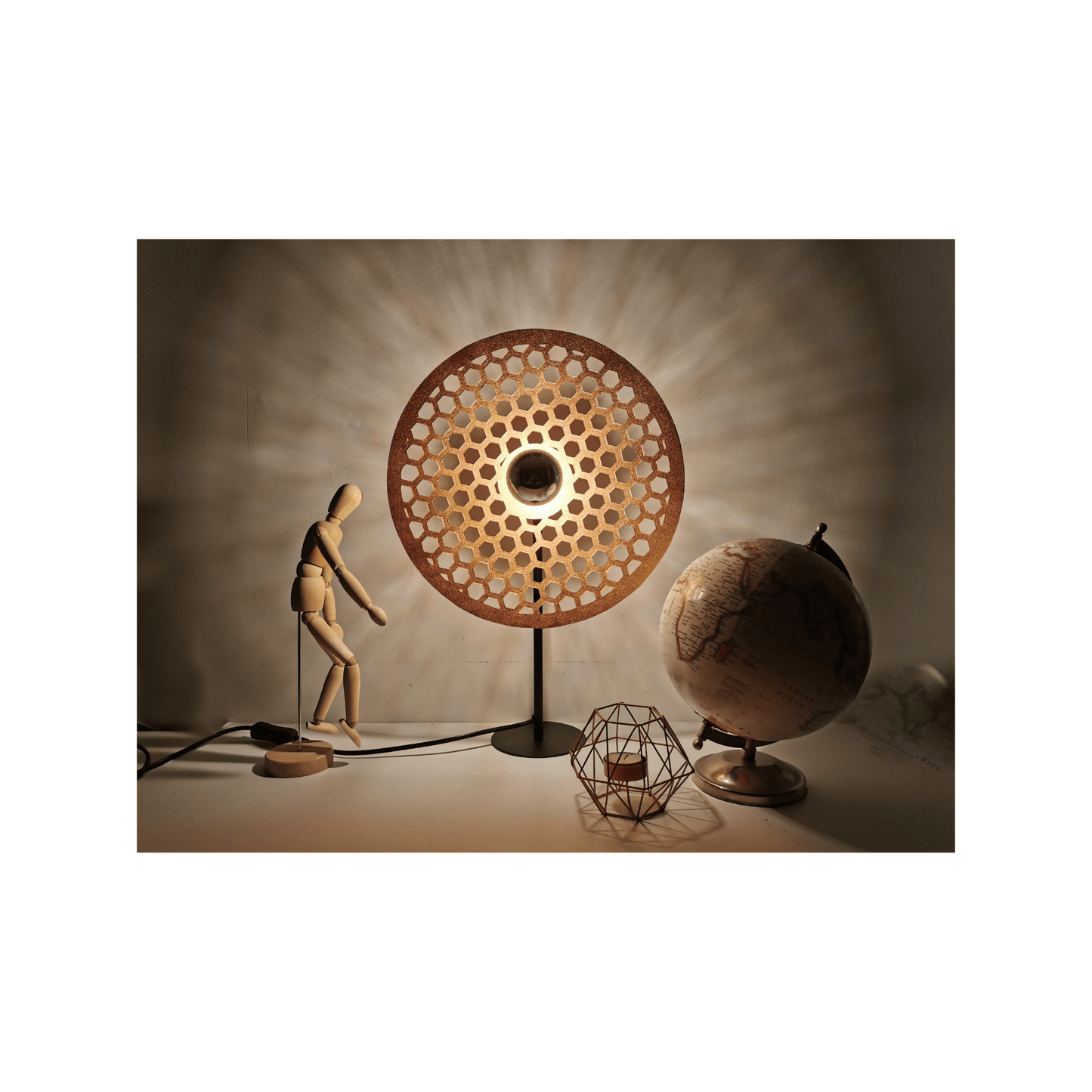 lampe articulée avec un abat-jour circulaire de couleur cuivre
