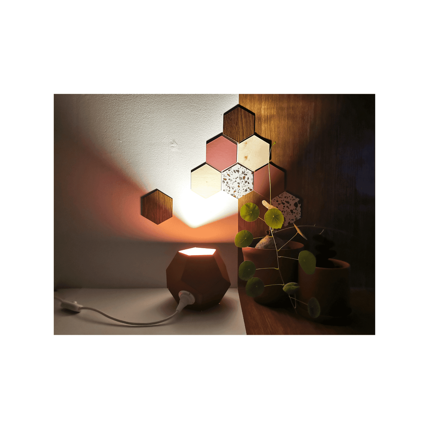 une petite lampe de chevet en origami de couleur terracotta