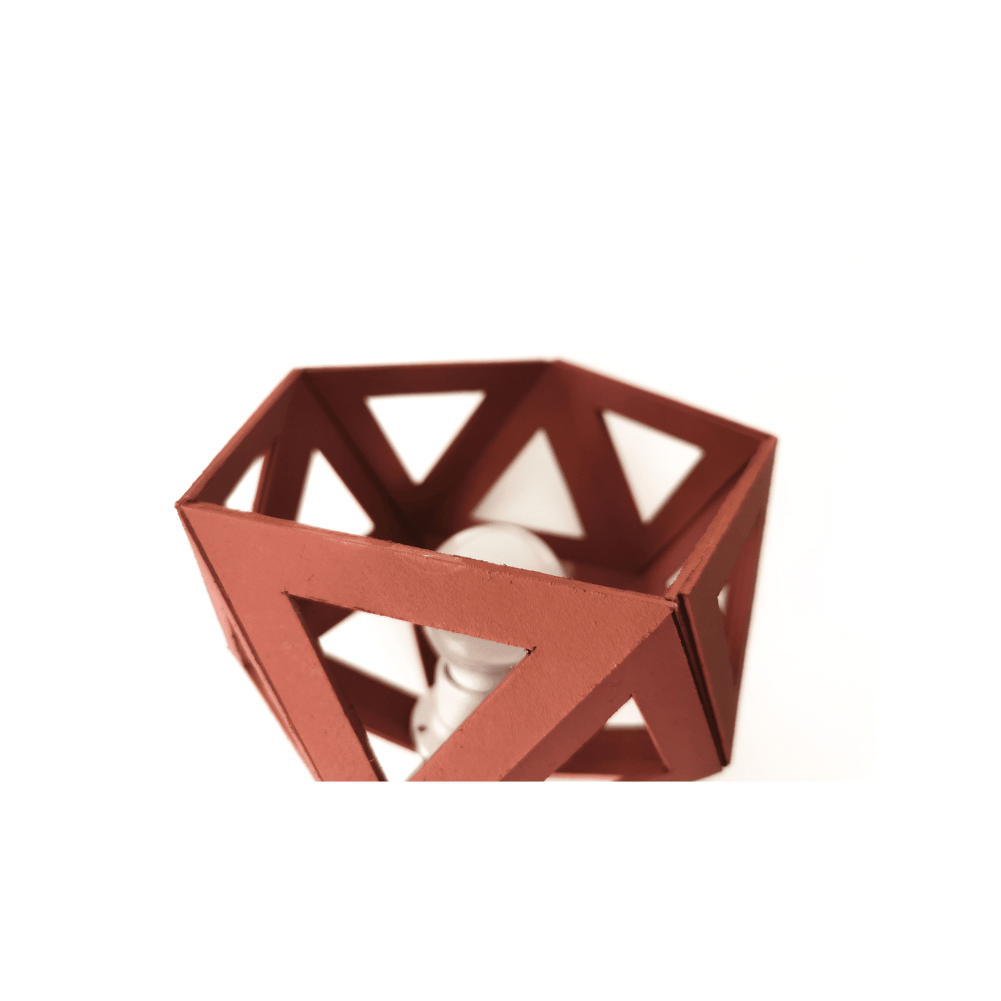 une lampe de chevet fabriquée en origami équipée d'un système led et de couleur tarracotta