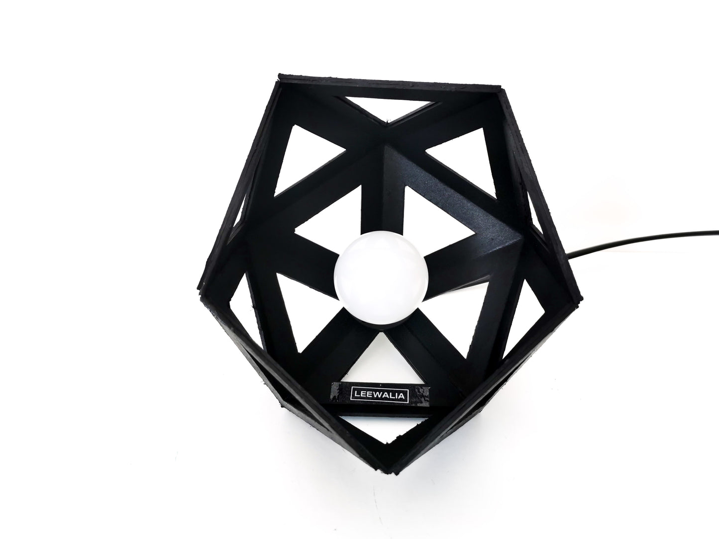 Une Lampe à Poser Noir créée à partir d'un design inspiré de l'origami.