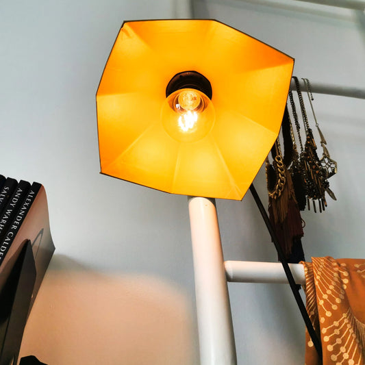 Une Lampe Puissante au format Nomade de couleur Jaune Moutarde.