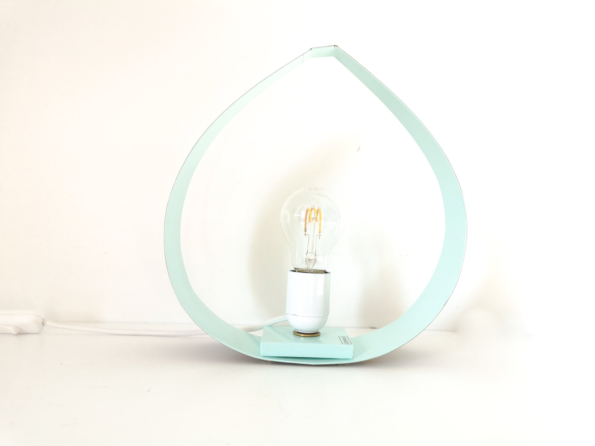 Une Lampe de Chevet Originale en forme de goutte d'eau et de couleur bleu menthe.