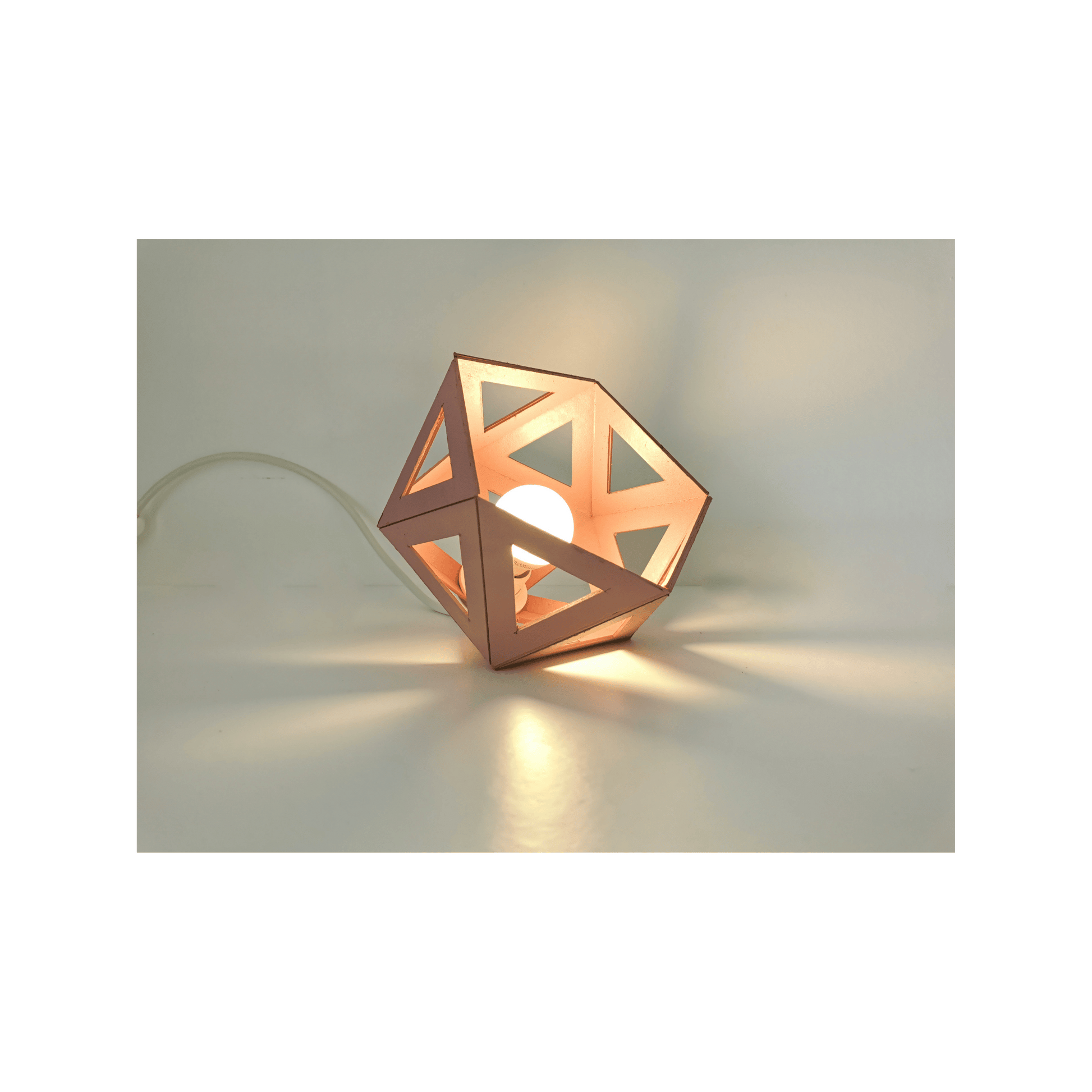 une lampe de chevet en forme géométrique de couleur rose