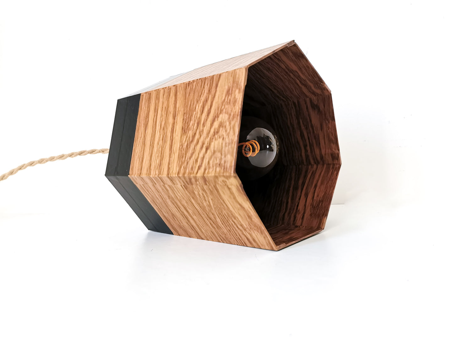 Une Lampe Spot  au design bois et de couleur noir.