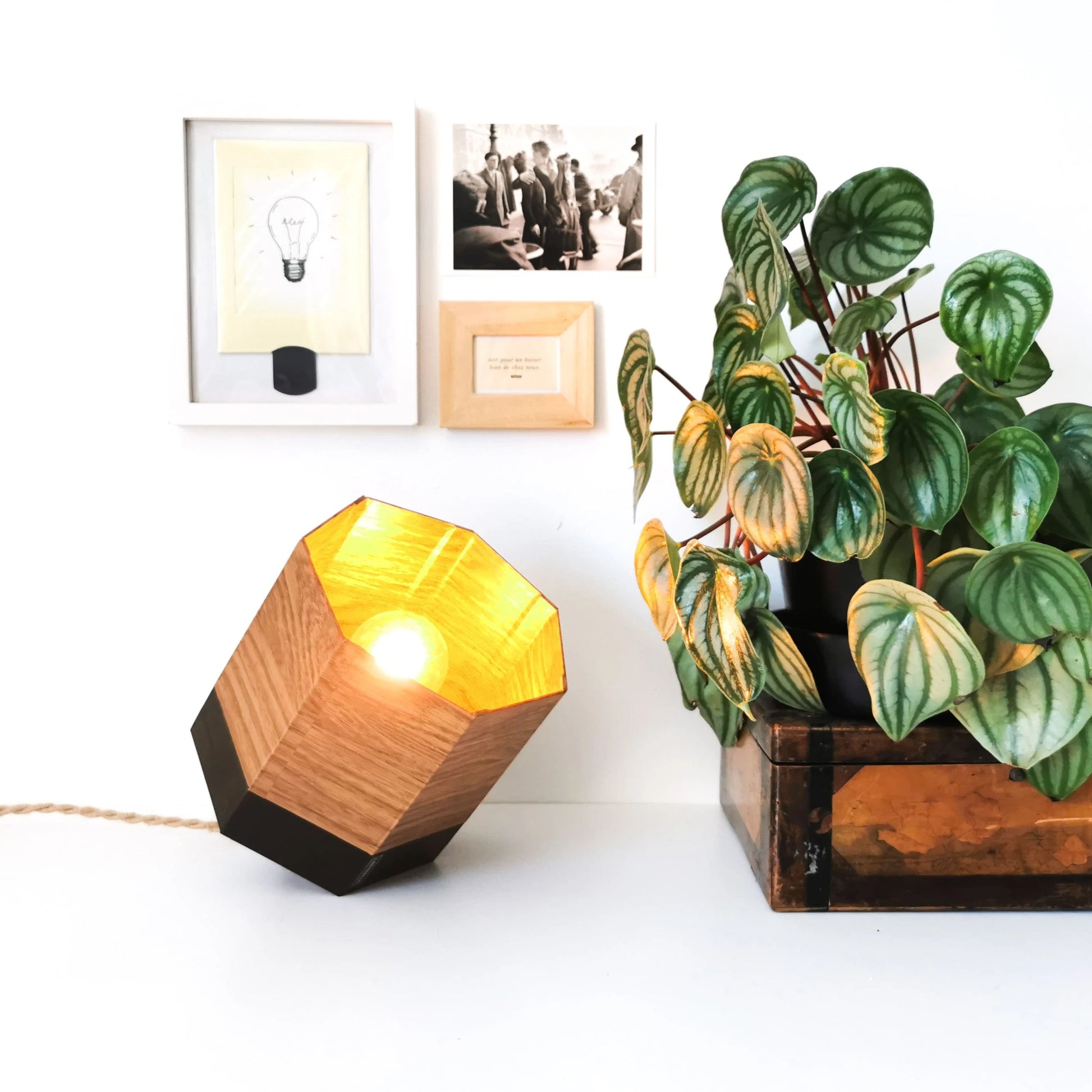 Une Lampe Spot  au design bois et de couleur noir.