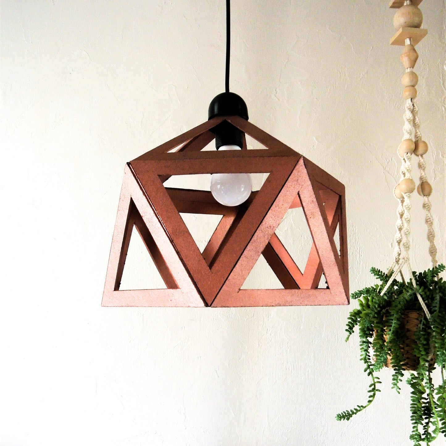 une lampe suspendue écologique fabriquée avec la méthode origami, de couleur cuivre (or rose)