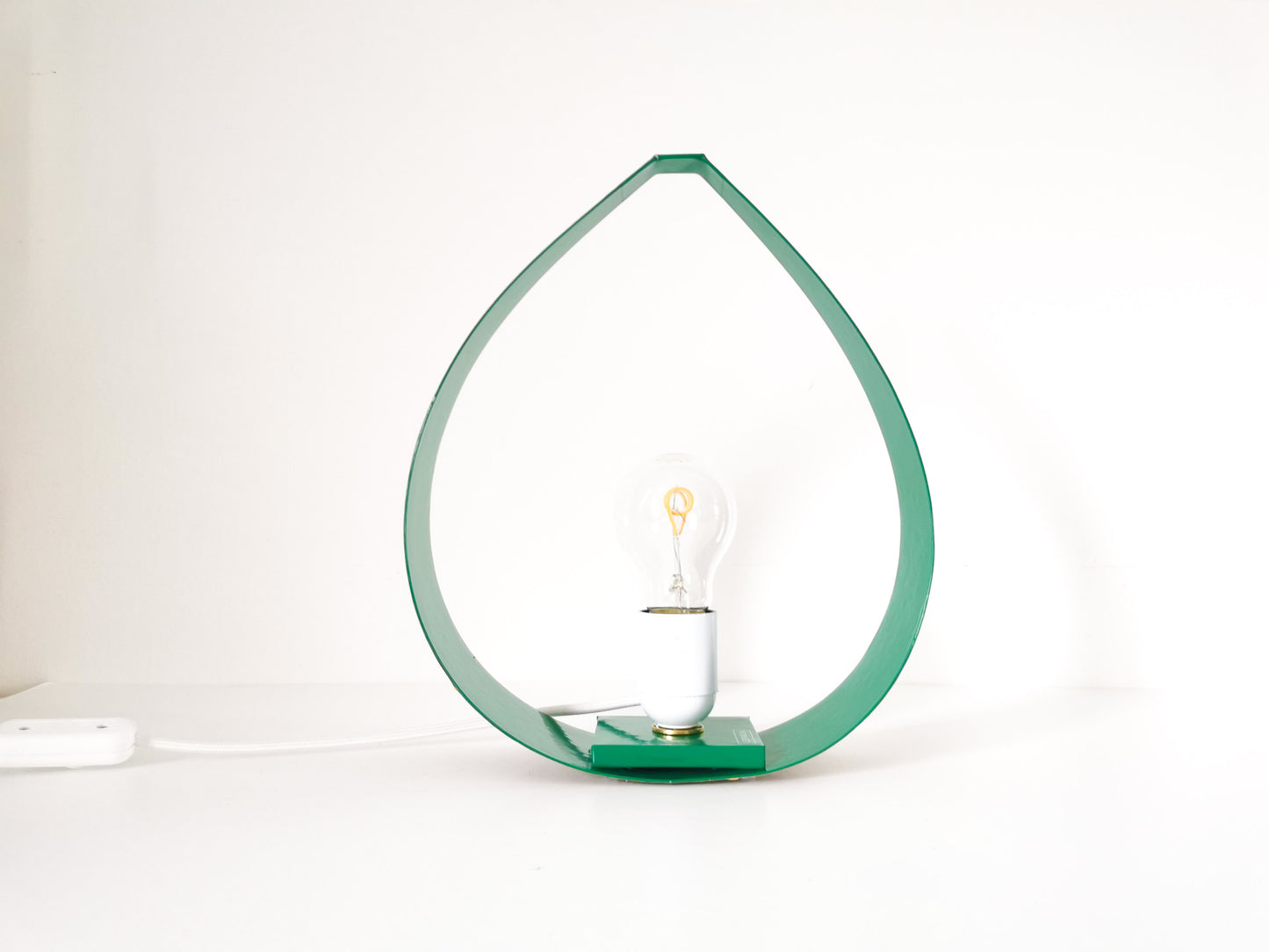 Une Lampe de Chevet Vert Emeraude en forme de goutte d'eau.
