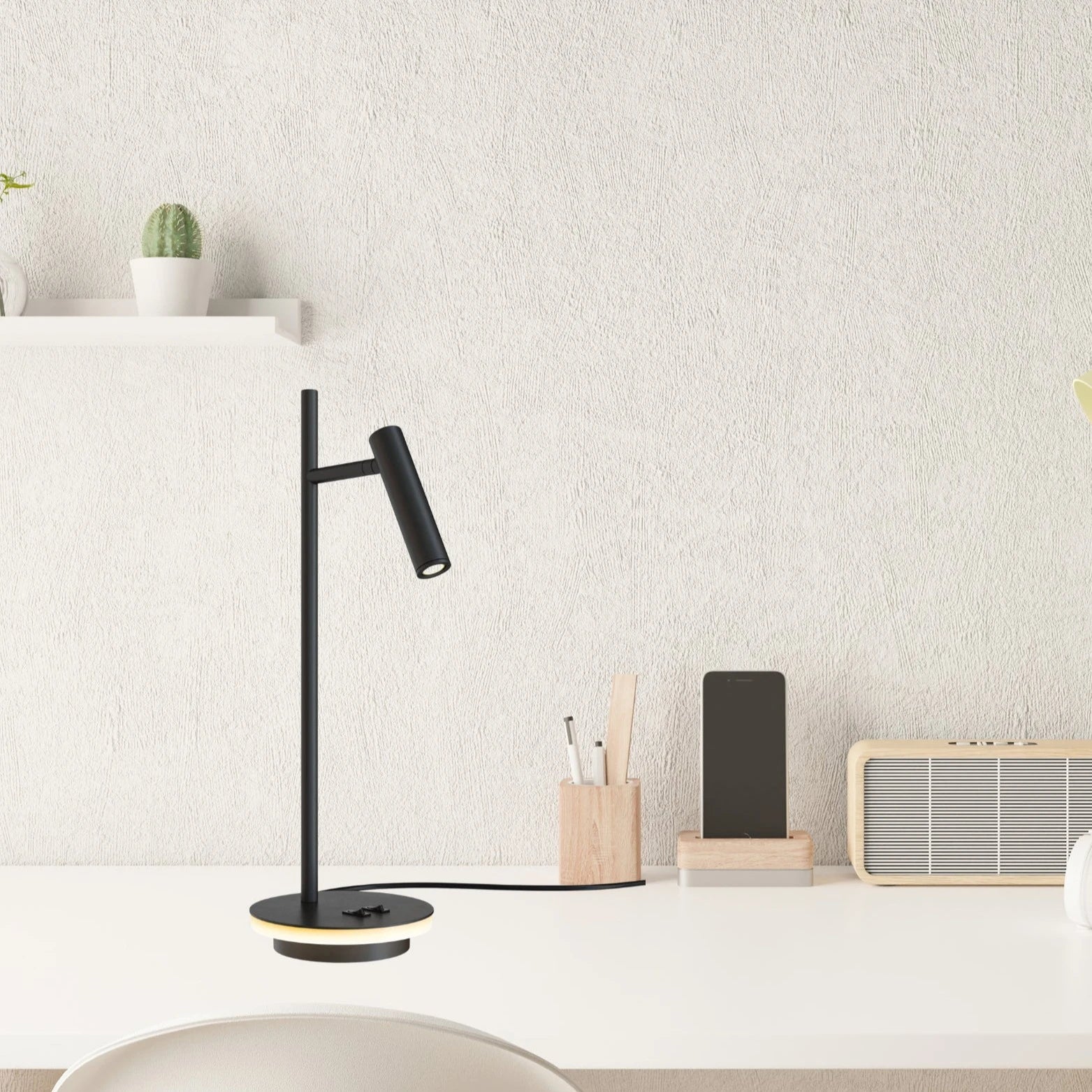 Une Lampe de Bureau simple et fine, de couleur noire.