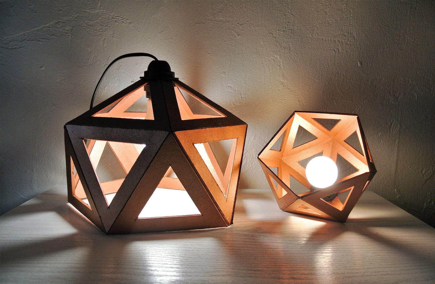 Une Lampe de Chevet en Origami de couleur cuivre.