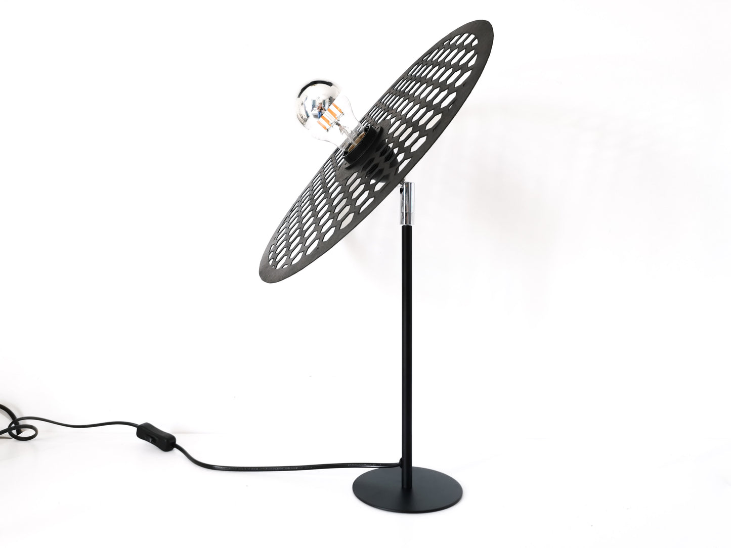 Une Lampe Articulé noire avec un design "nid d'abeille".