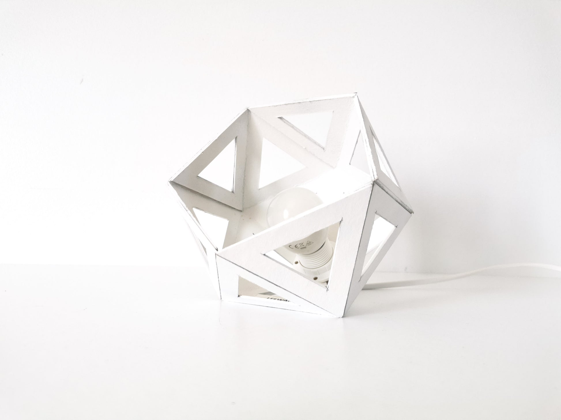 Une petite Lampe Blanche Design made in France de forme géométrique.