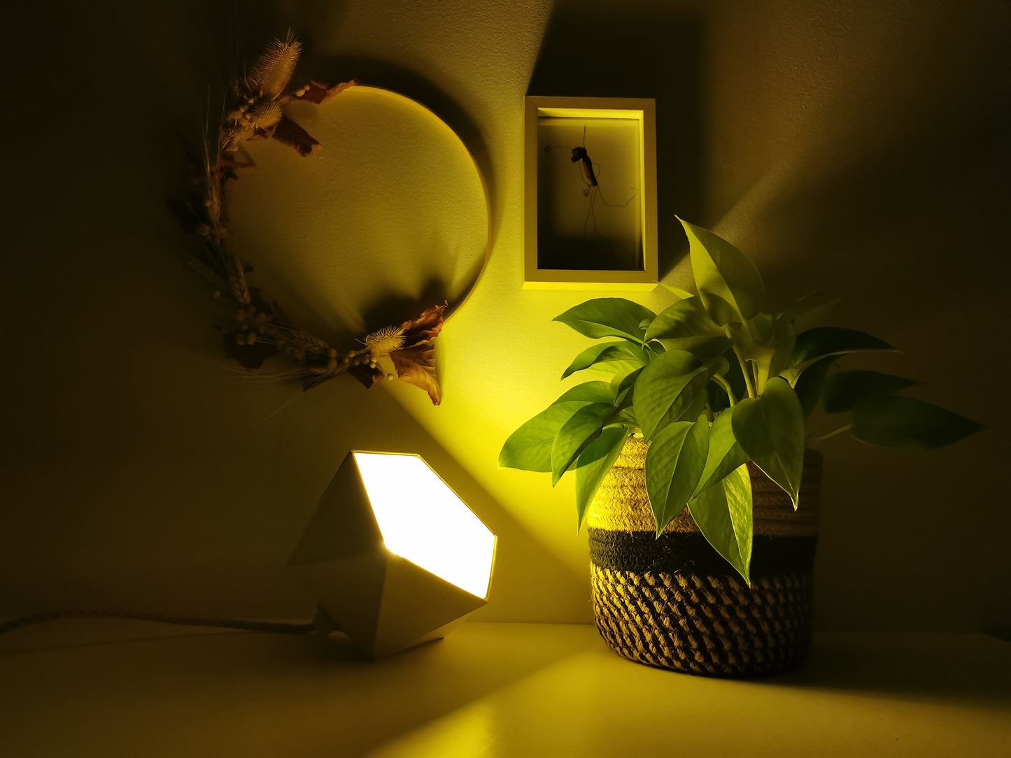 Une Lampe de Chevet en Bois Naturel couleur érable.