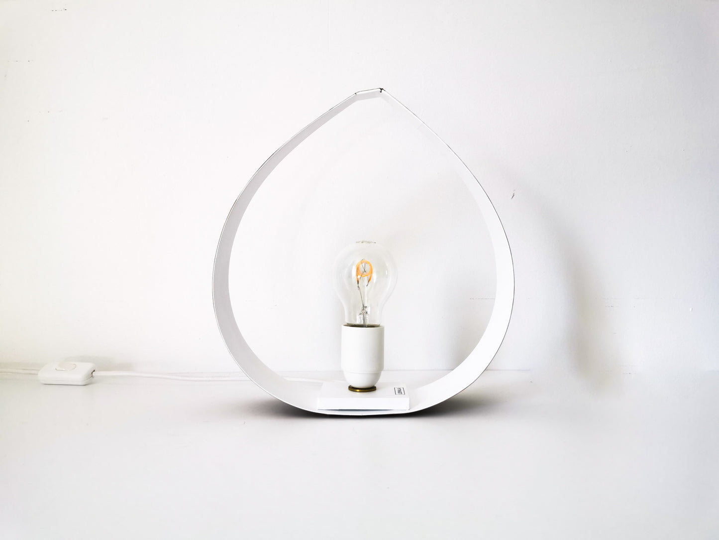 Une Lampe de Chevet Romantique en forme de goutte d'eau de couleur blanche.