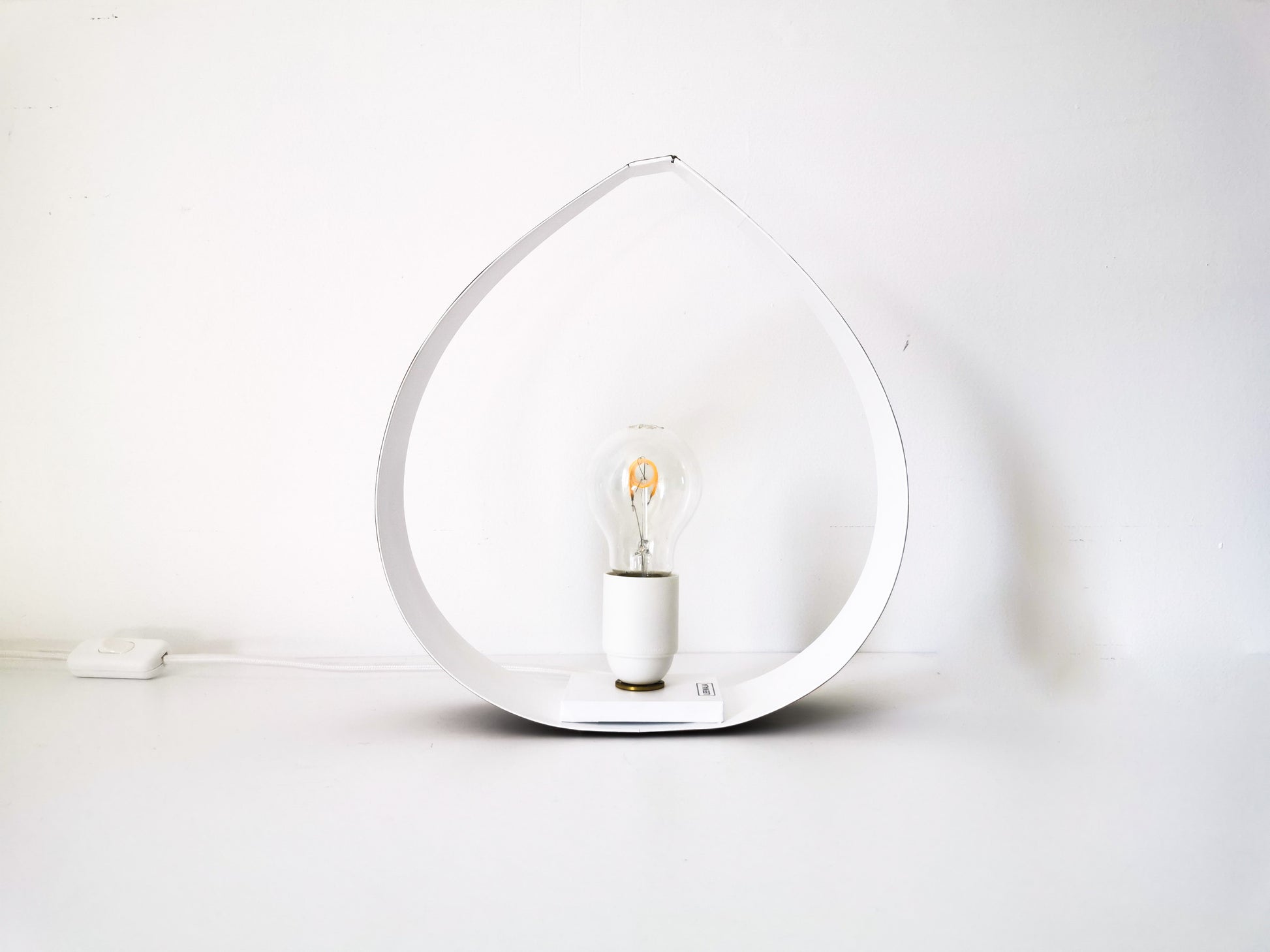 Une Lampe de Chevet Romantique en forme de goutte d'eau de couleur blanche.