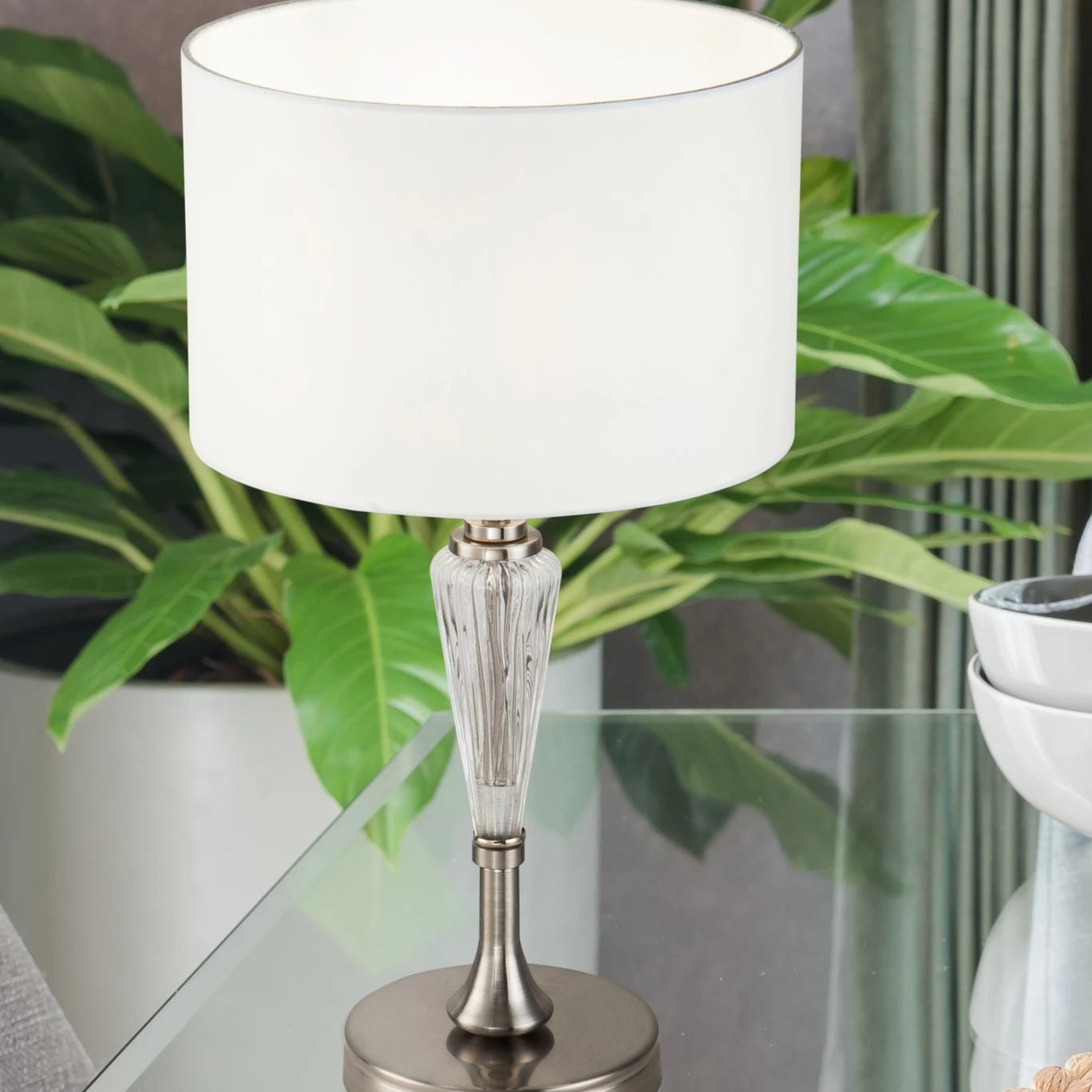 Une Lampe de Chevet Simple en verre mais de qualité supérieur.
