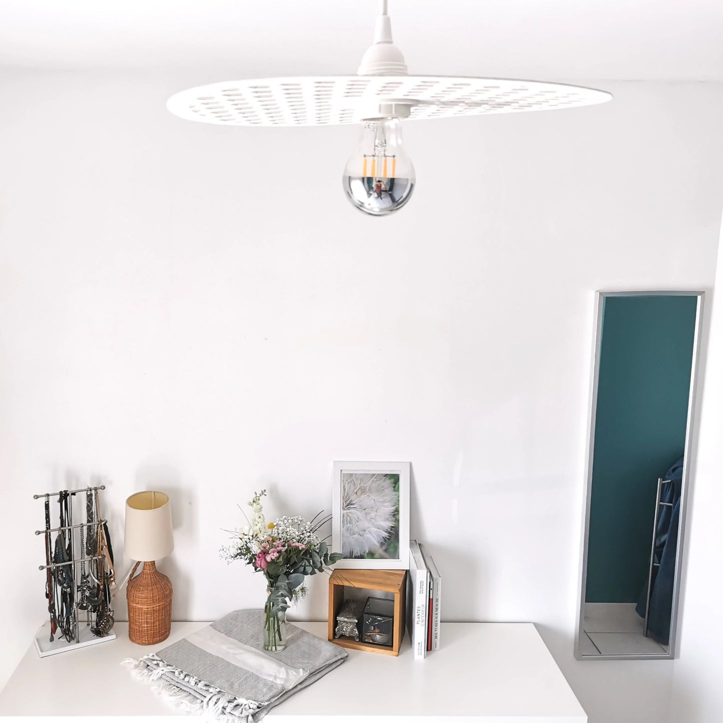 Une lampe suspendue blanche au style épuré et design