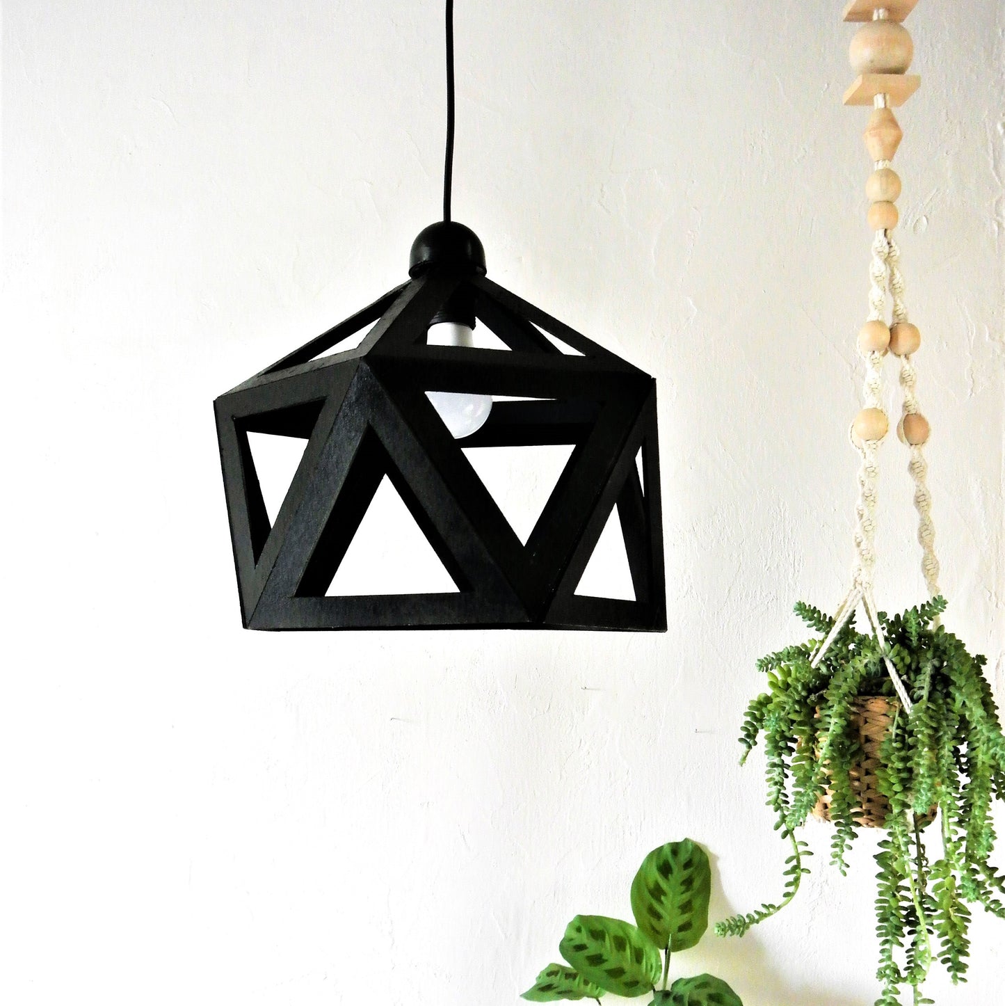 une lampe suspendue en origami de couleur noir