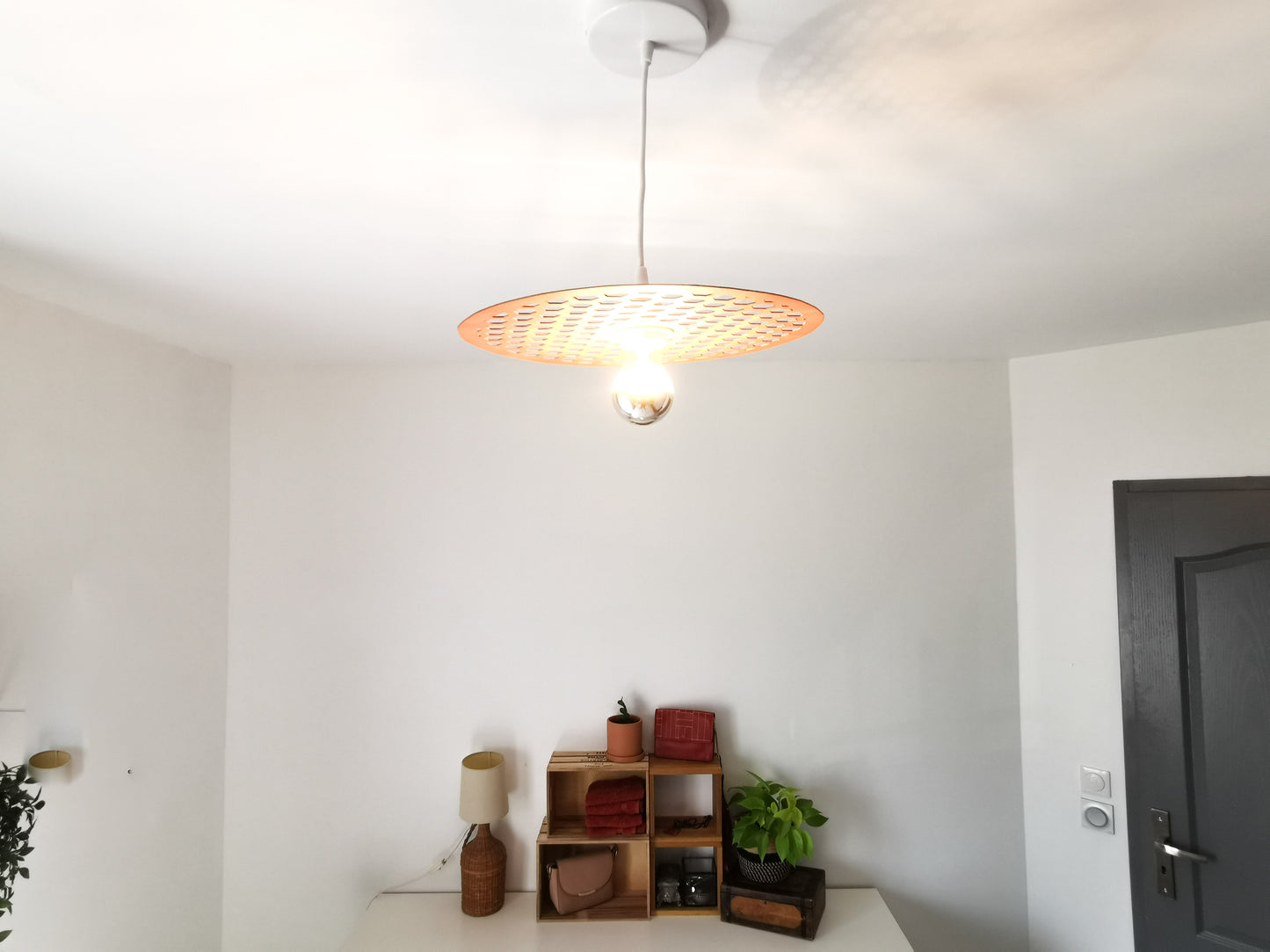 Une lampe suspendue écologique de couleur terracotta