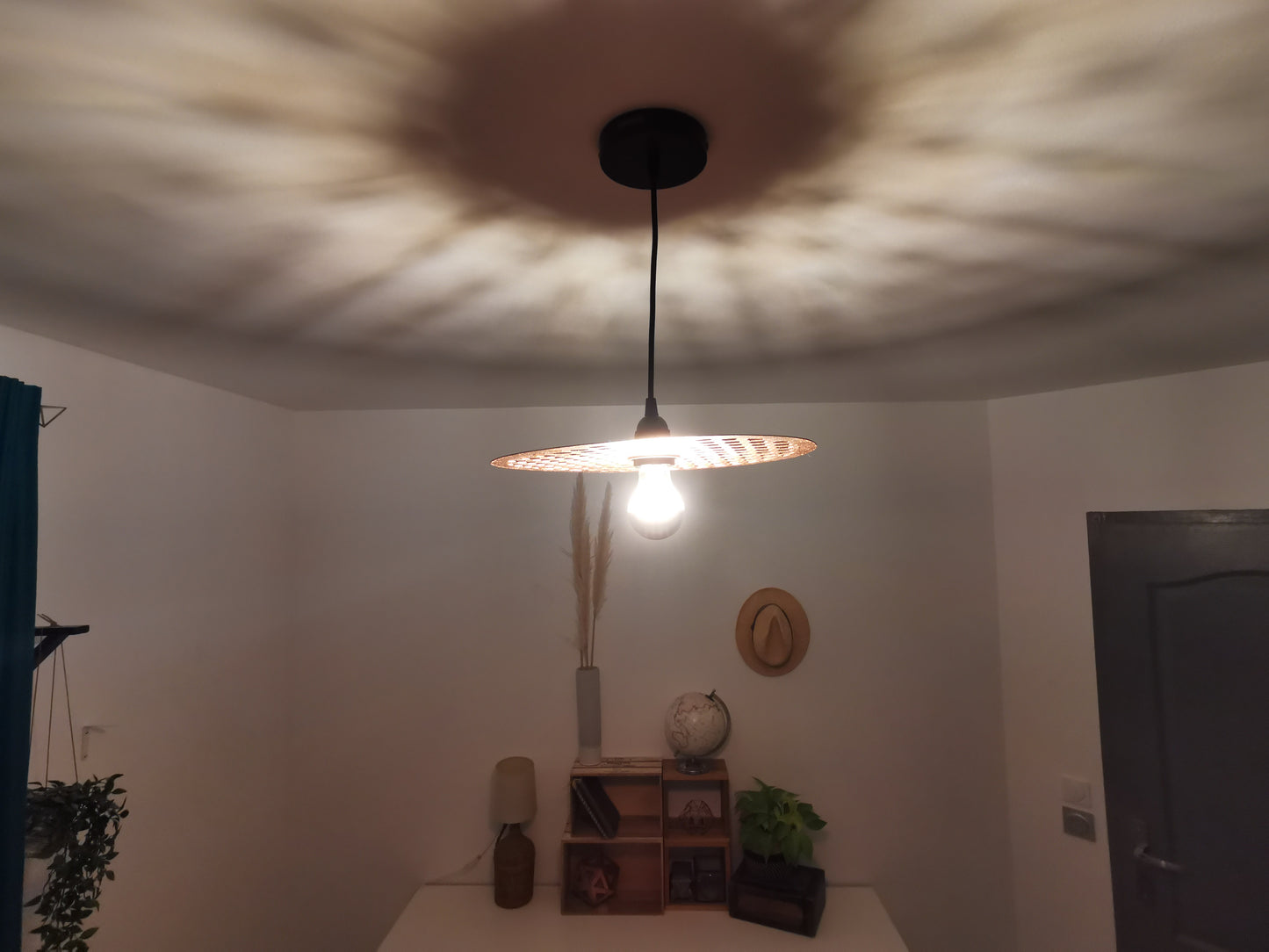 une lampe suspendue aux allures vintage grâce à sa couleur cuivrée